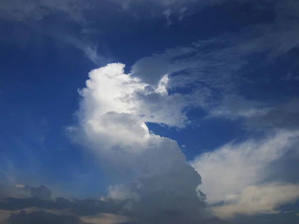 Sfondo cielo blu con piccole nuvole. panorama — Foto Stock