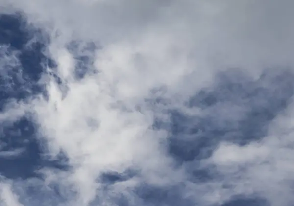 Felhős ég háttér. Kék ég felhővel — Stock Fotó