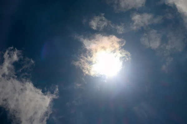 Cielo azul y sol. Día nublado. Cielo nubes fondo —  Fotos de Stock