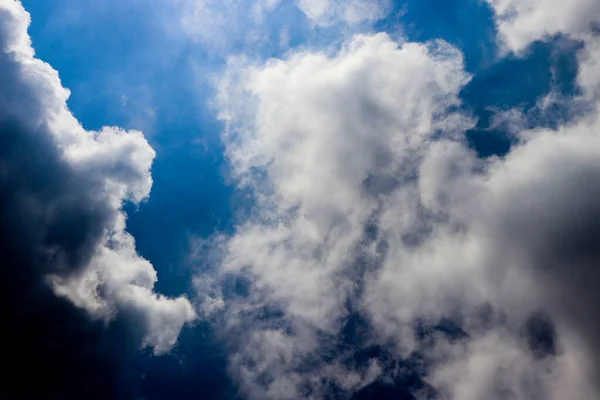 Kék ég felhős nappal. Sky felhők háttér — Stock Fotó