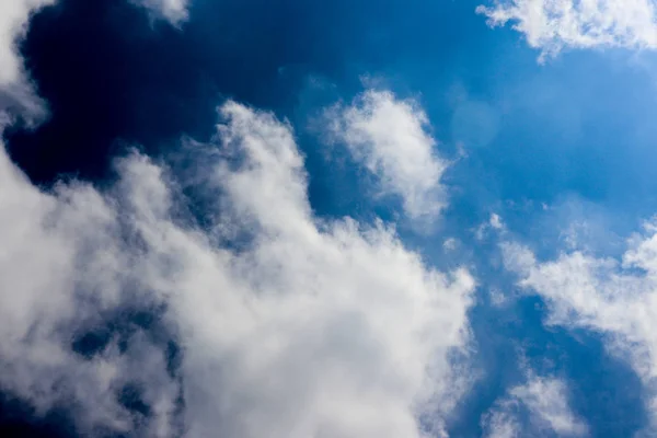 Fehér felhős, kék ég háttér. Felhőtlen égbolt — Stock Fotó