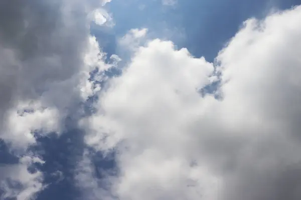 Nublado branco com fundo azul do céu. Céu Nublado — Fotografia de Stock