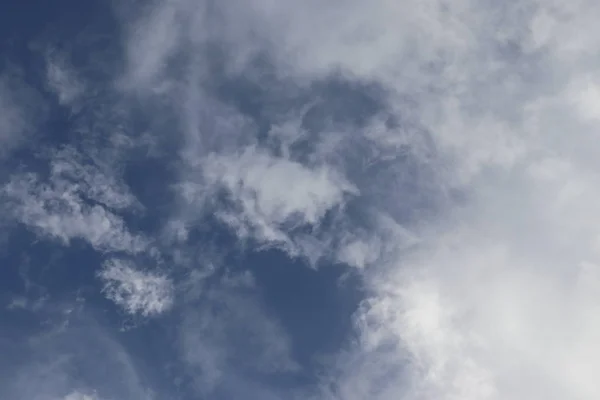 Céu Nuvens fundo. Fundo Céu Azul com Pequenas Nuvens — Fotografia de Stock