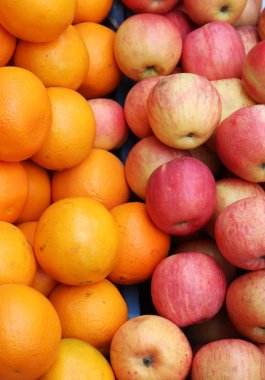 Dükkanda taze kırmızı elma ve portakal var.