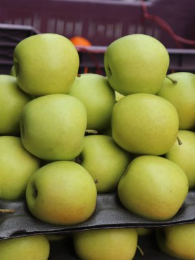 Meyve dükkanında elmalar. Taze yeşil elma yığını