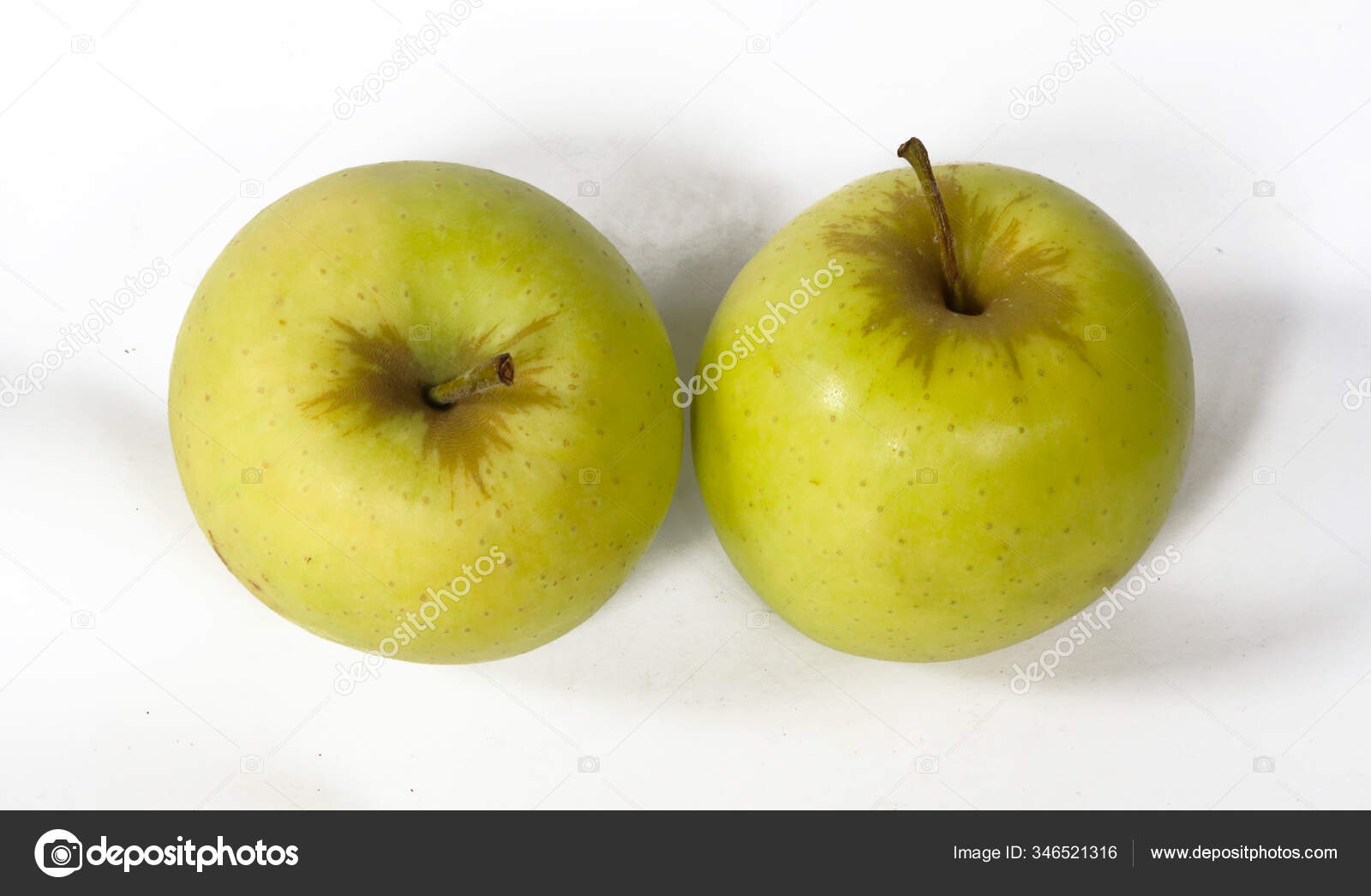 孤立在白色背景上的两个青苹果 图库照片 C Mahmud07