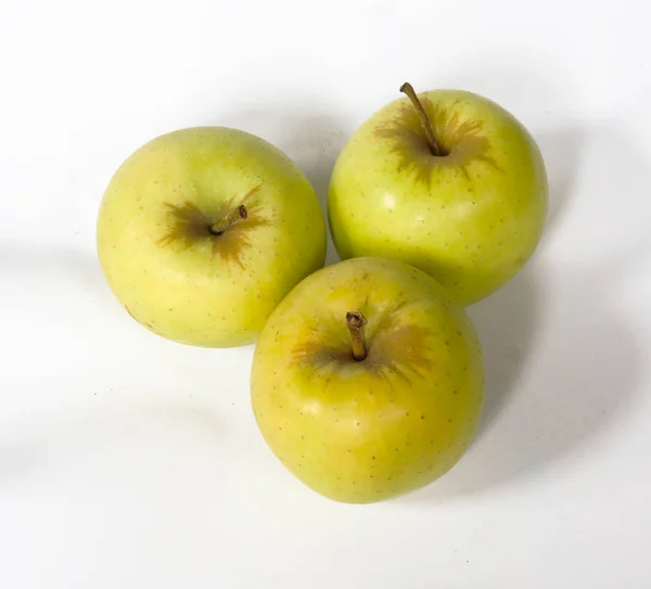 Trois Pommes Vertes Isolées Sur Fond Blanc — Photo