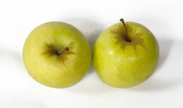 Deux Pommes Vertes Isolées Sur Fond Blanc — Photo