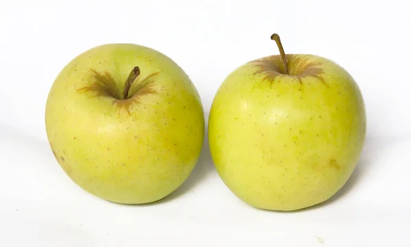 Deux Pommes Vertes Isolées Sur Fond Blanc — Photo