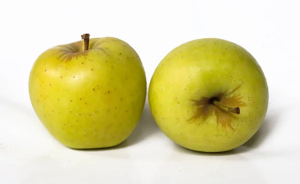 Deux Pommes Vertes Isolées Sur Fond Blanc — Photo