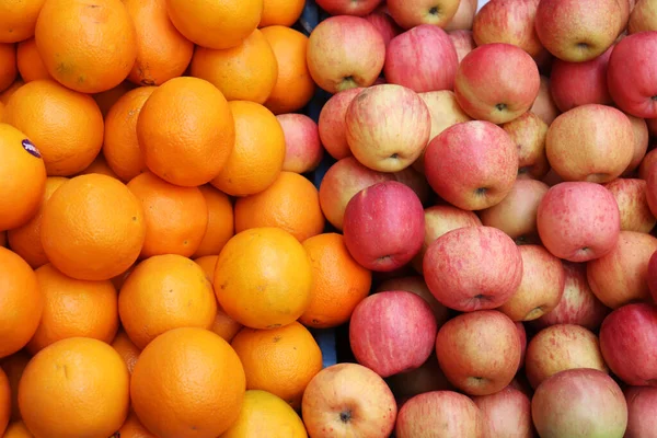 Πορτοκαλί Και Κόκκινο Μήλο Στο Κατάστημα — Φωτογραφία Αρχείου