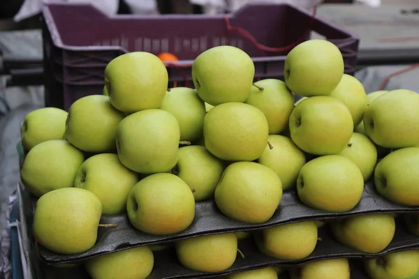 Свіжі Зелені Яблука Магазині Фруктів — стокове фото
