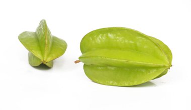 Yıldız meyvesi beyaz arka planda izole. Averrhoa Carambola, Yıldız Elması