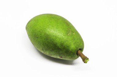 Beyaz arka planda izole edilmiş zeytin meyvesi. Yeşil zeytin meyvesi