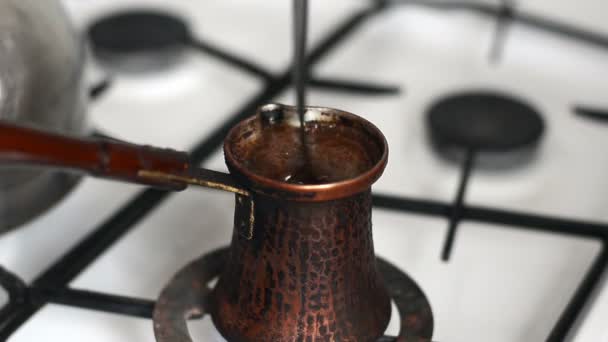Preparazione Caffè Bollito in Turka Bronzo Vintage — Video Stock