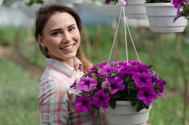 Genç kadın yakaladığında surfinia sera içinde asılı hakkında