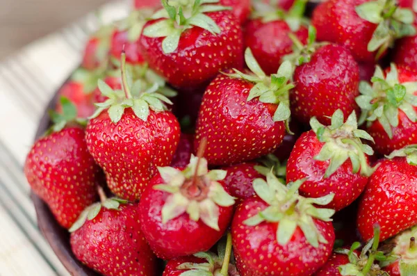Erdbeeren reif rot auf Holztisch — Stockfoto