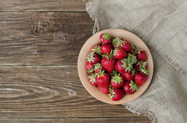 Strawberries ripe red on wooden table — Stock Photo, Image