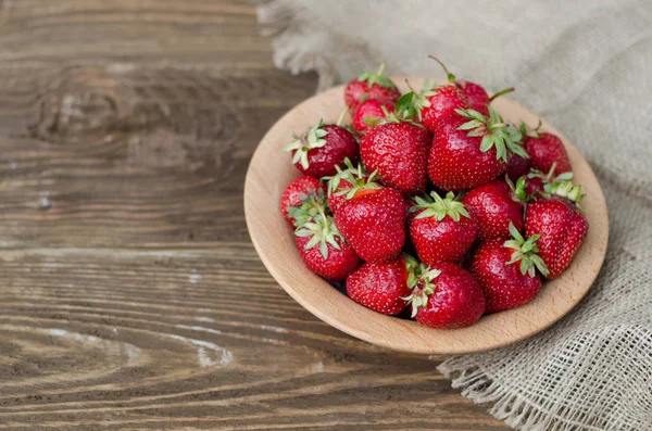 Erdbeeren reif rot auf Holztisch — Stockfoto