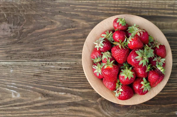 Erdbeeren reif rot auf Holztisch — Stockfoto