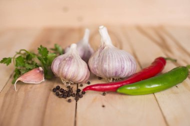 Sarımsak, maydanoz, kırmızı biber, biber ahşap rustik zemin üzerine bezelye