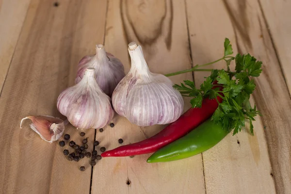 Sarımsak, maydanoz, kırmızı biber, biber ahşap rustik zemin üzerine bezelye