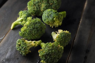 Brokoli siyah ahşap zemin üzerine