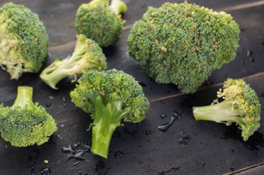 Brokoli siyah ahşap zemin üzerine