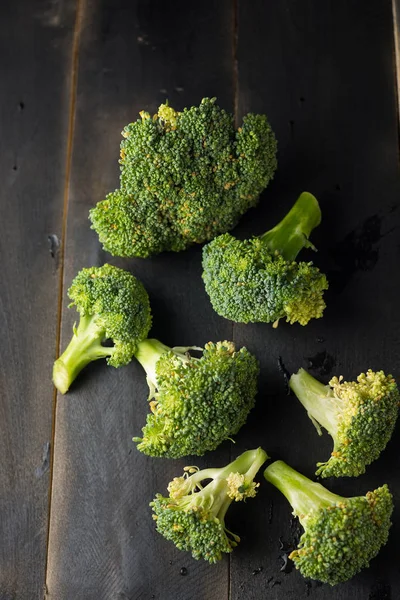 Brokoli pada latar belakang kayu hitam — Stok Foto
