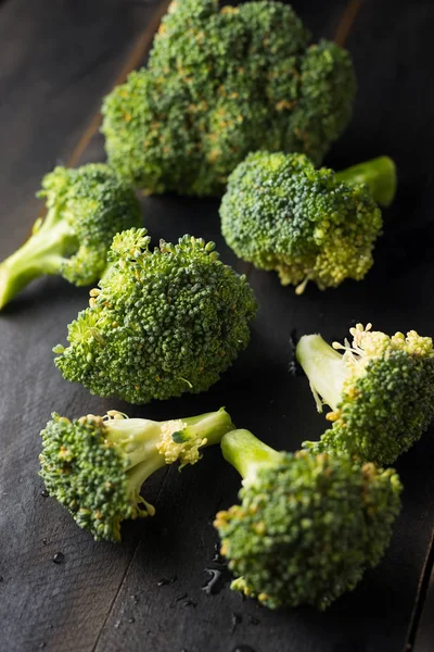 Brokoli siyah ahşap zemin üzerine
