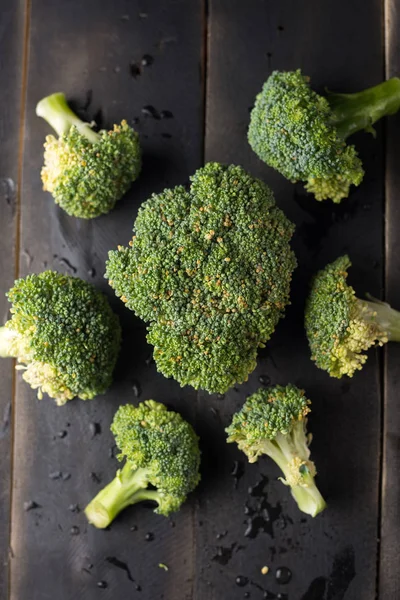 Brokoli siyah ahşap zemin üzerine — Stok fotoğraf