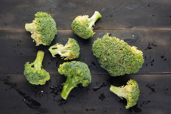Broccoli pe fundal negru din lemn — Fotografie, imagine de stoc