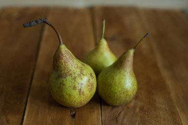 Armut ahşap arka plan üzerinde. Yeşil armut. Doğal ışık. Vintage yönetim kurulu.