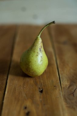 Armut ahşap arka plan üzerinde. Yeşil armut. Doğal ışık. Vintage yönetim kurulu.