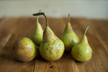Armut ahşap arka plan üzerinde. Yeşil armut. Doğal ışık. Vintage yönetim kurulu.