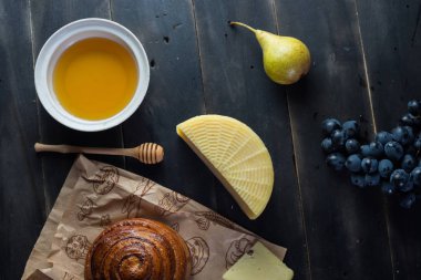 Sabah kahvaltı. Topuz, peynir, swet bal ve meyve. Ev yapımı yiyecek.