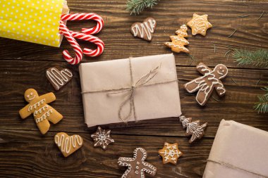 Noel tatlılar, şekerler ahşap arka plan üzerinde. Tatil ruh. Üstten Görünüm.