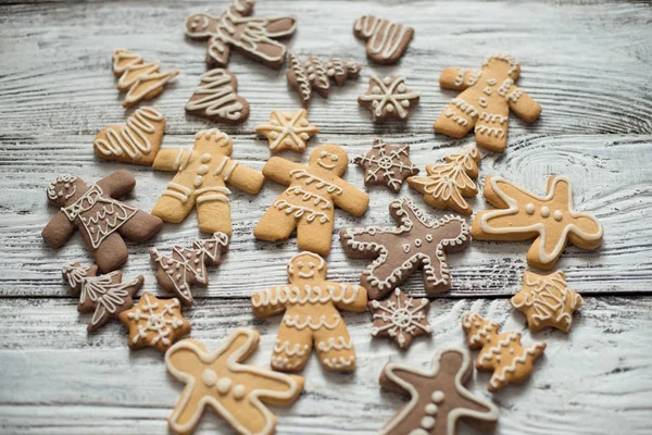 クリスマスのクッキーと木材、食品の上にお菓子を見る — ストック写真