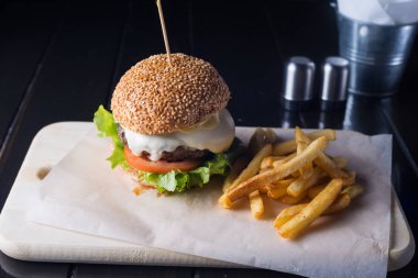 taze lezzetli hamburger ve patates kızartması ahşap tahta, et ve peynir