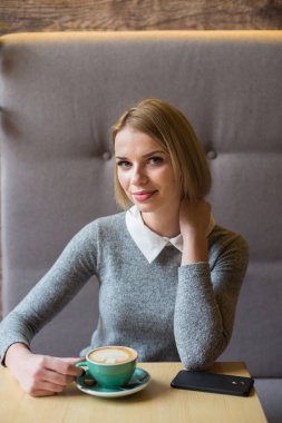 Kahve sabah restoranda içme kadın. Gözleri yumuşak odak. Metin tablo.