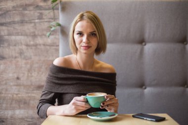 Kahve sabah restoranda içme kadın. Gözleri yumuşak odak. Metin tablo.