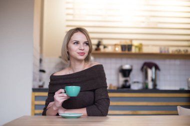 Sabah kafede kahve içme kadın. Gözleri yumuşak odak. Metin tablo.