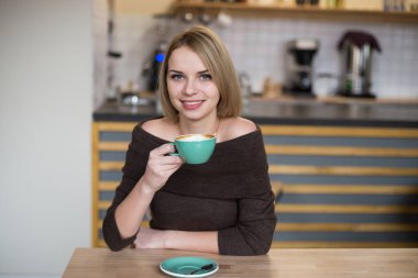 Sabah kafede kahve içme kadın. Gözleri yumuşak odak. Metin tablo.