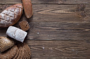 Ahşap zemin üzerinde taze pişmiş lezzetli ekmek.