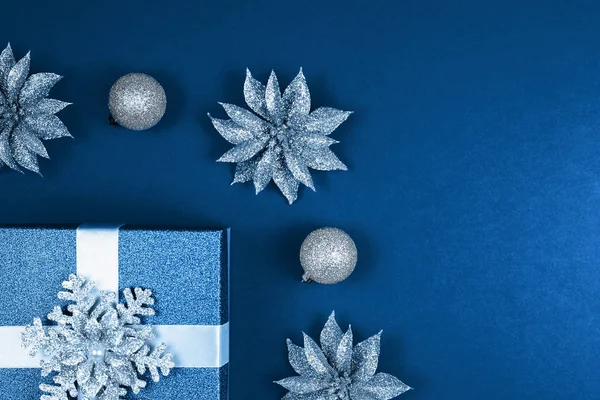 Vánoční koule s dárkem na modrém pozadí — Stock fotografie