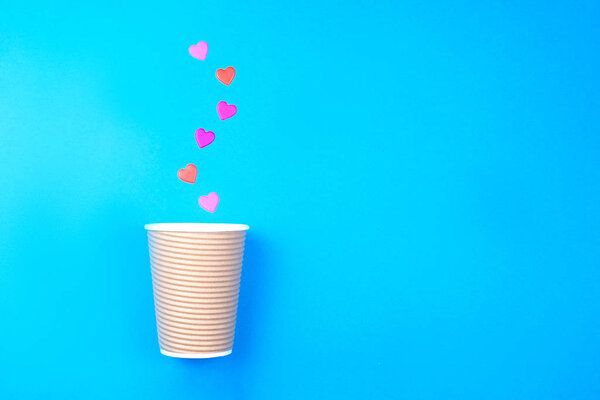 Кубок ремесла с кофе и полет красочные сердца

