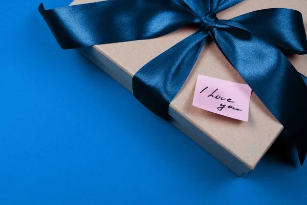 Box na řemesla s krásným velkým modrým lukem — Stock fotografie