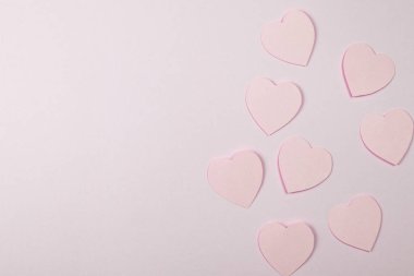 Harflerin için pembe arka planda pembe kağıt kalpler.