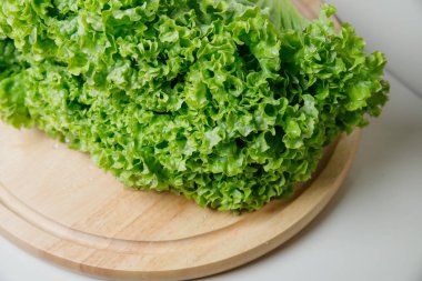 Beyaz arka plan üzerinde kesme izole Demet taze marul salata yaprakları