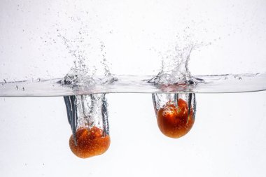 bir sprey su beyaz bir arka plan üzerinde izole meyve.